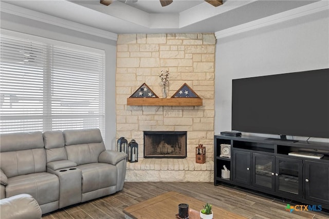 living area with ceiling fan, a fireplace, and wood tiled floor