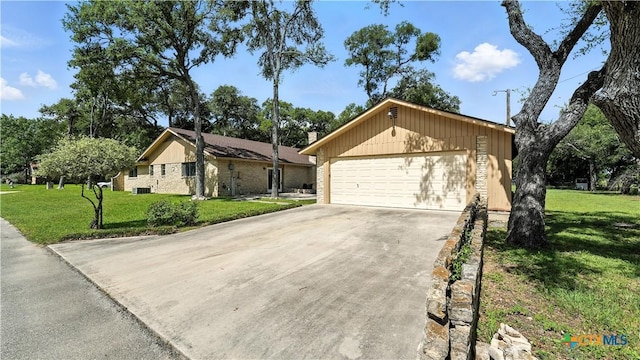 162 Lone Oak St, Seguin, TX 78155 - single story home featuring a front lawn, driveway, and brick siding
