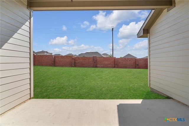 view of yard featuring a patio area