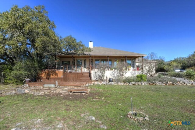 view of front of house with a front lawn