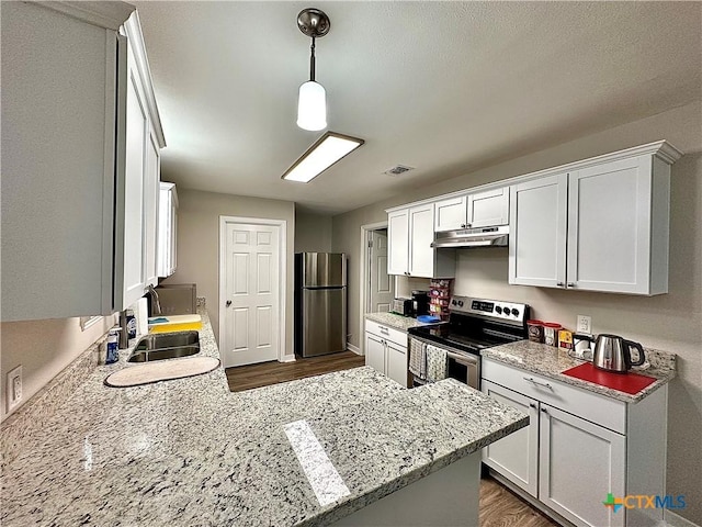kitchen with visible vents, dark wood-type flooring, under cabinet range hood, a sink, and stainless steel appliances