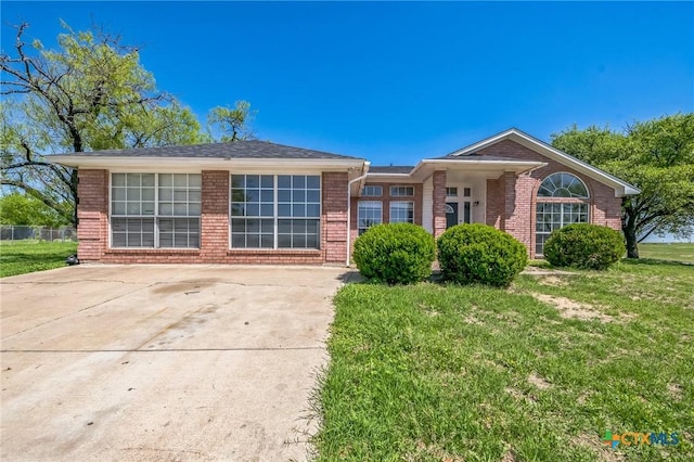 293 Reese Creek Rd, Killeen, TX 76549 - ranch-style home with brick siding and a front lawn