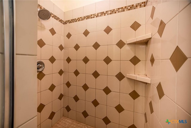 196 Garza Rd, Port Lavaca, TX 77979 - bathroom featuring tiled shower