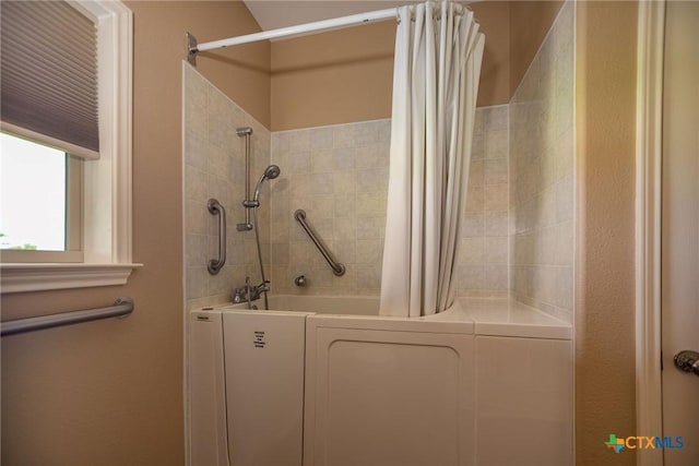 196 Garza Rd, Port Lavaca, TX 77979 - bathroom featuring shower / tub combo with curtain