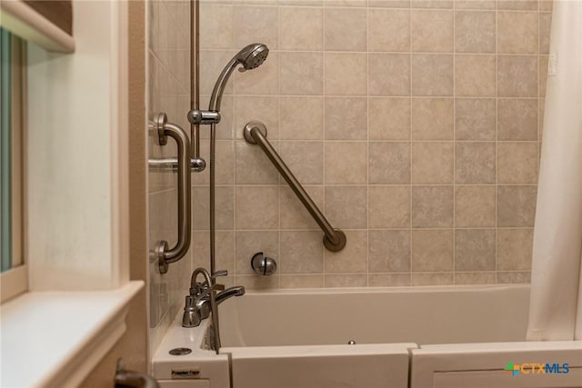 196 Garza Rd, Port Lavaca, TX 77979 - bathroom featuring shower / tub combo with curtain