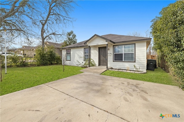 ranch-style home featuring a front lawn