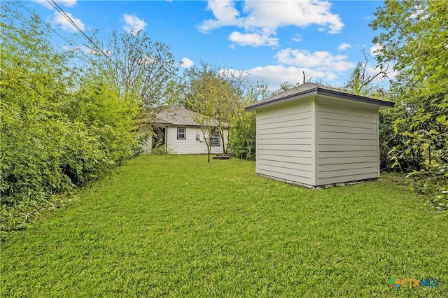 view of yard featuring a shed