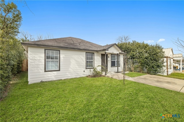 ranch-style home featuring a front yard