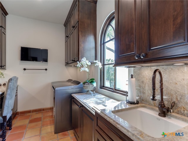 washroom featuring cabinets, sink, light tile patterned flooring, and plenty of natural light