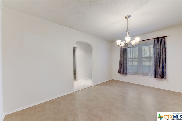 empty room featuring a textured ceiling, light carpet, an inviting chandelier, and crown molding