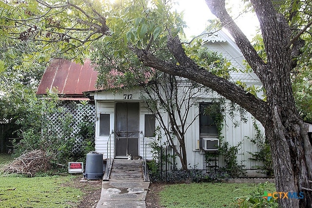 view of front of house featuring a front lawn