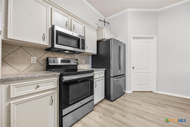 3705 Armstrong County Ct, Killeen, TX 76549 - kitchen with stainless steel appliances, light wood finished floors, backsplash, crown molding, and baseboards