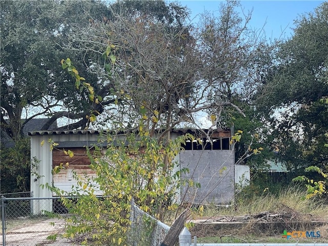 Listing photo 3 for 711 4th St, Palacios TX 77465