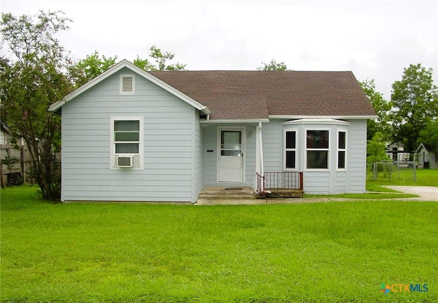 view of front of property with a front yard