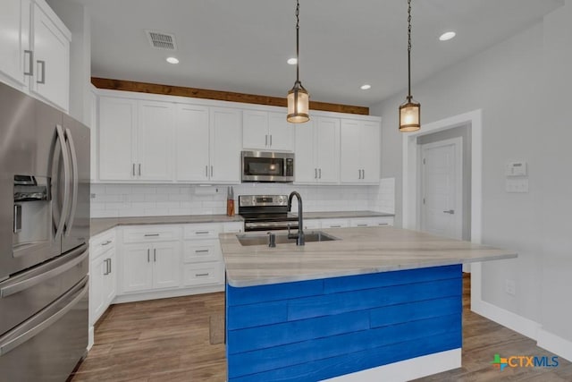 315 Hilltop Rdg, New Braunfels, TX 78132 - kitchen featuring dark wood-type flooring, appliances with stainless steel finishes, a sink, and backsplash