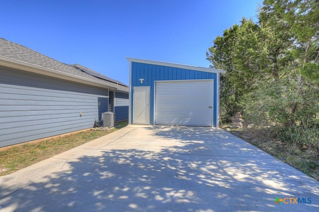 315 Hilltop Rdg, New Braunfels, TX 78132 - detached garage with cooling unit and driveway