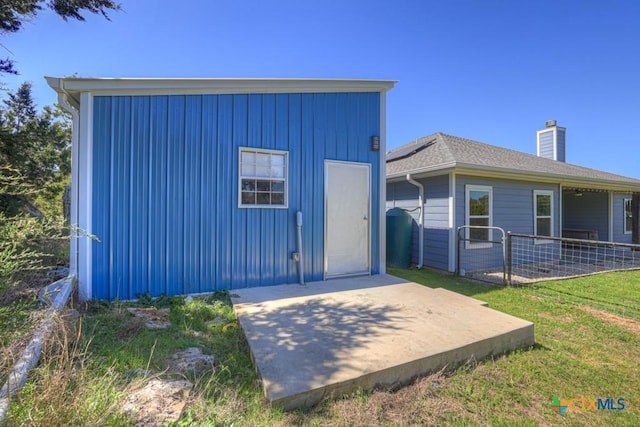 315 Hilltop Rdg, New Braunfels, TX 78132 - exterior space featuring fence, a yard, a patio area, and a chimney