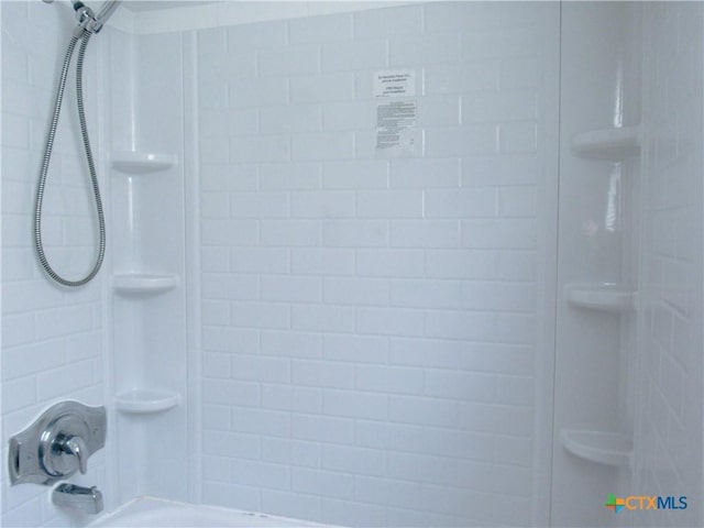 bathroom with tub / shower combination