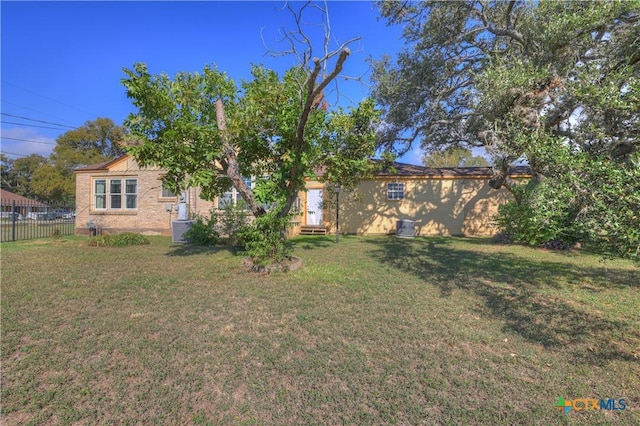 800 N Bishop St, San Marcos, TX 78666 - view of yard