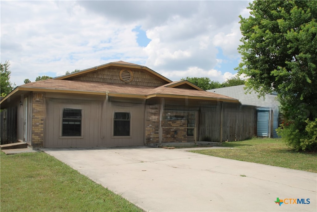 ranch-style house featuring a front yard