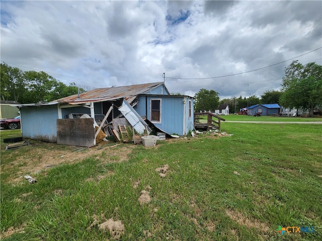 view of front of home featuring a front yard