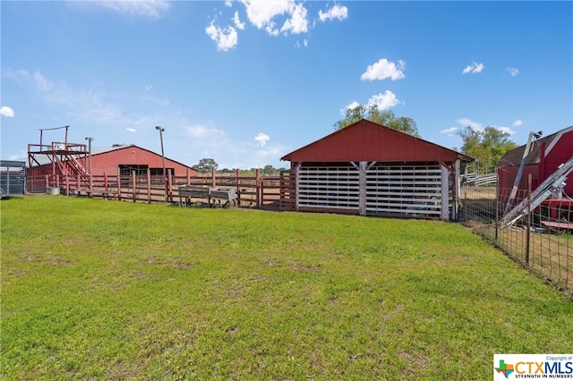 view of yard with an outbuilding