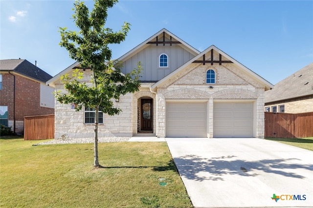 view of front of home featuring a front yard