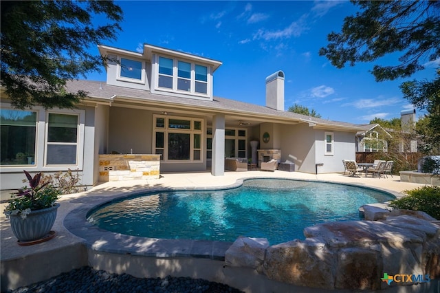 outdoor pool with an outdoor living space, a ceiling fan, and a patio