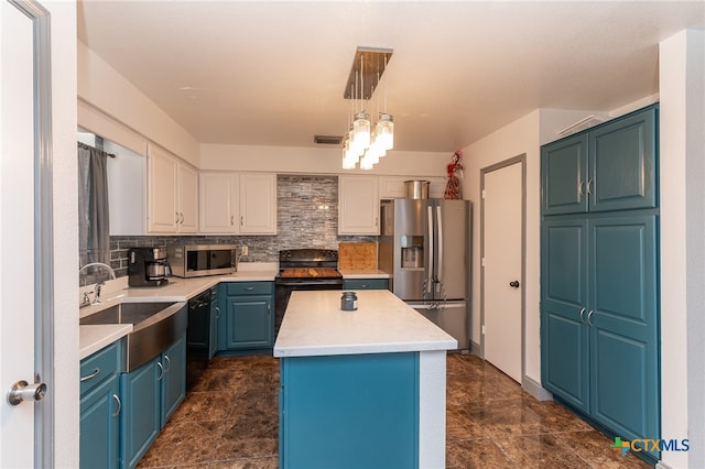 kitchen featuring black appliances, a kitchen island, blue cabinetry, sink, and decorative backsplash