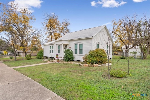 view of front facade featuring a front yard