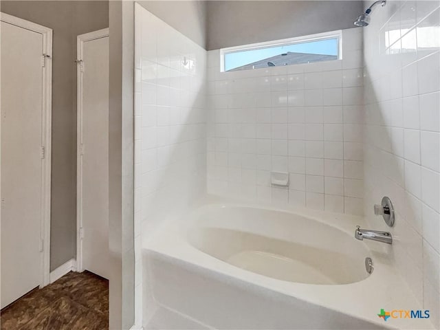 bathroom with tiled shower / bath