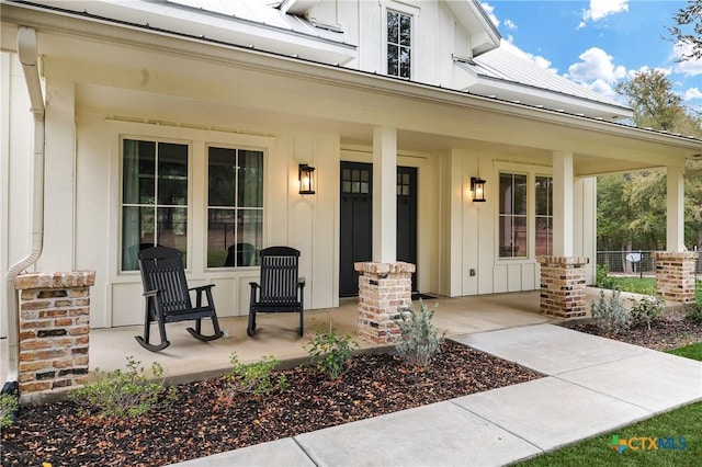 property entrance featuring a porch