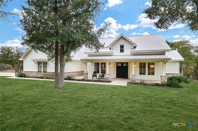 modern farmhouse style home featuring a front yard and covered porch