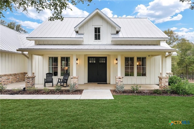 modern farmhouse featuring a front yard and a porch