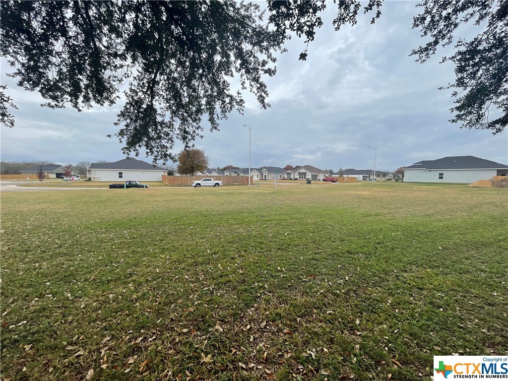 313 Club Vw, Seguin, TX 78155 - photo 2