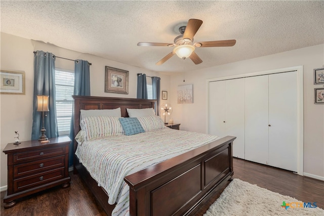 bedroom featuring a textured ceiling, dark hardwood / wood-style flooring, ceiling fan, and a closet