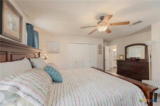 bedroom featuring a textured ceiling, ceiling fan, and a closet