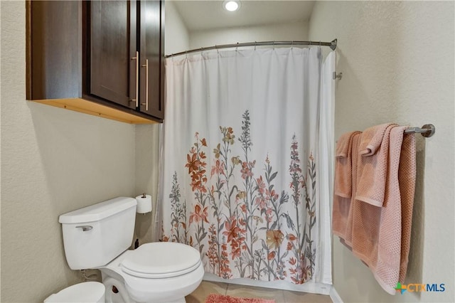 2919 Colleen Dr, Canyon Lake, TX 78133 - full bath with curtained shower, toilet, and a textured wall