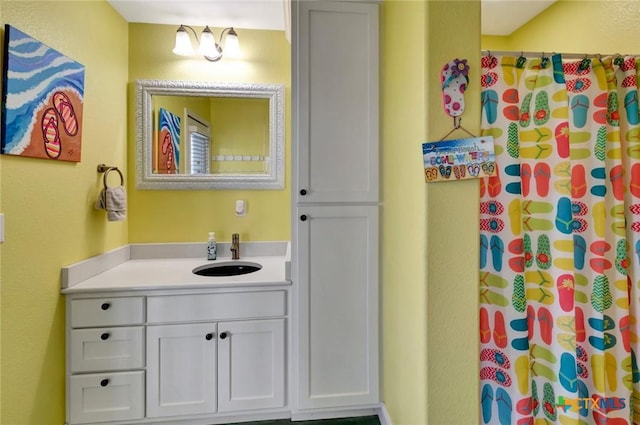 full bath with curtained shower and vanity