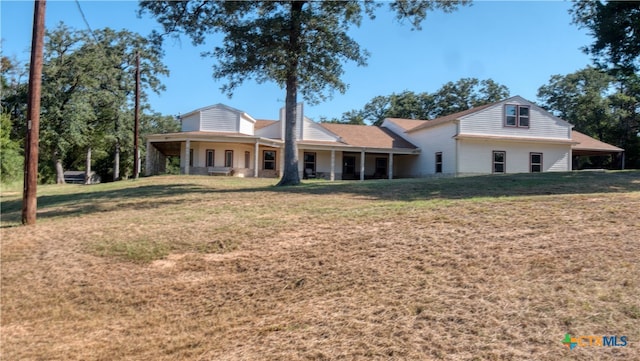 view of front of property featuring a front yard