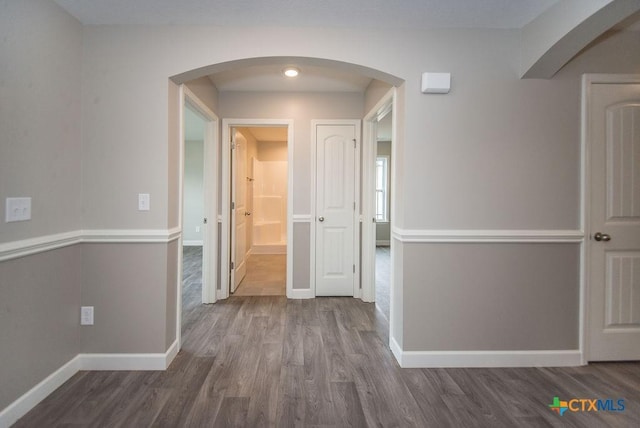 142 Merion Ln, La Vernia, TX 78121 - hall featuring wood finished floors, arched walkways, and baseboards