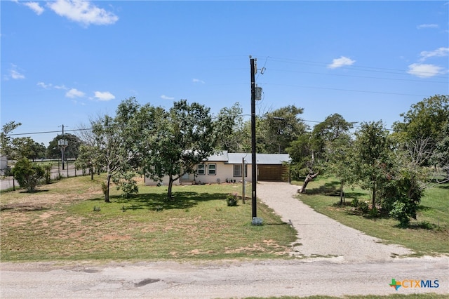 view of front facade featuring a front lawn