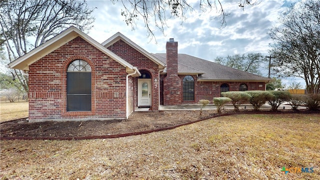 view of front facade featuring a front yard