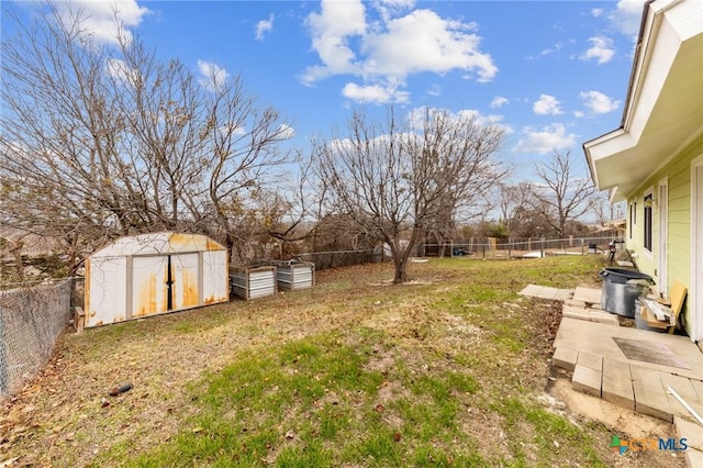 view of yard with a storage shed