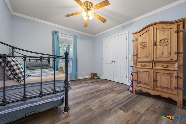 bedroom with crown molding, dark wood-type flooring, and ceiling fan