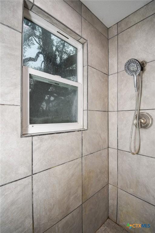 room details featuring a tile shower