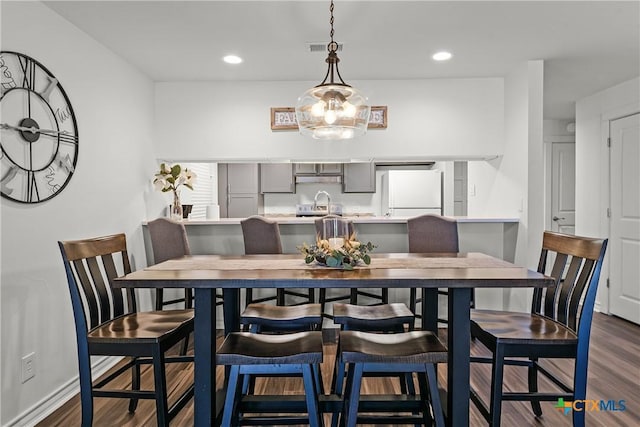 dining area featuring recessed lighting, visible vents, baseboards, and dark wood finished floors