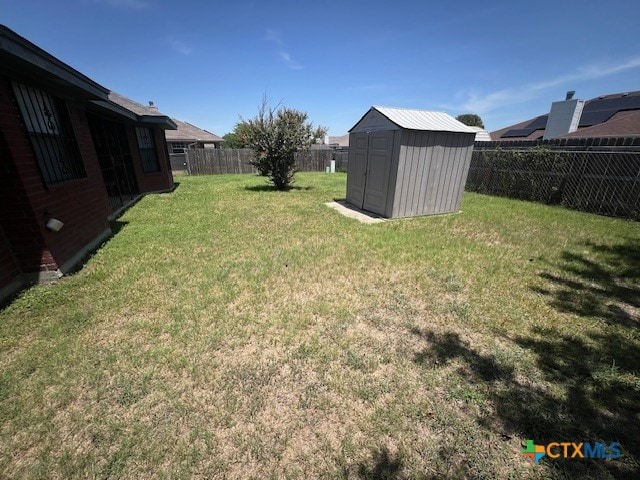 view of yard with a storage unit