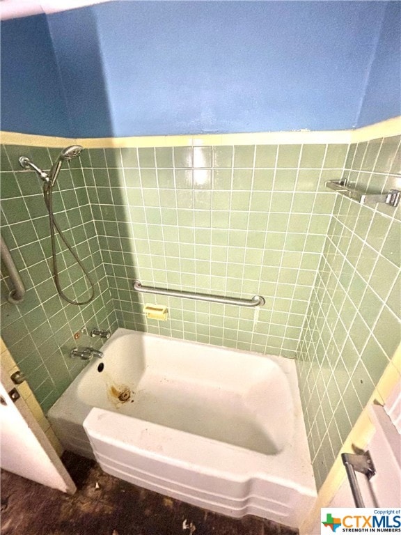 bathroom with tiled shower / bath combo