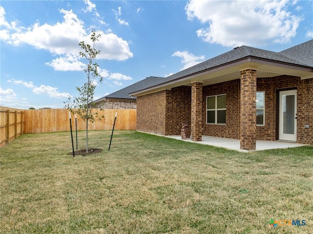 view of yard featuring a patio area